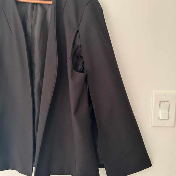 Elegant Black Women's Cape - Picture 4 of 9